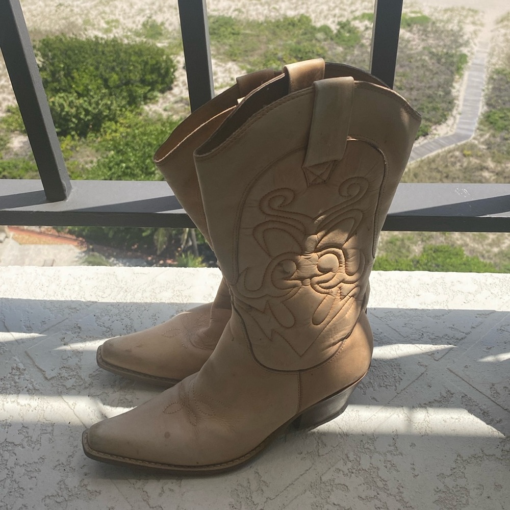 High Noon women’s cowboy boots, good condition size 81/2. Extremely comfortable